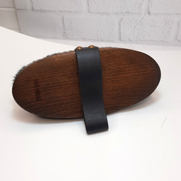 Дерев. щетка д/лошадей (бук) с орех. покр. с нат. лош. щет. с кож. ремнем на руку 210х90 Дерев. щетка д/лошадей (бук) с орех. покр. с нат. лош. щет. с кож. ремнем на руку 210х90